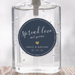 Modern Guld Heart Wedding Favor Hand Sanitizer Runt Klistermärke<br><div class="desc">Anpassningsbar-designad möhippa-/bröllopsfest-handssajt/klistermärken som innehåller "ingen grodd i kärlek" i modern-kalligrafi med guld glitter-hjärtdesign. ( Det här är den vita texten på mörkens bakgrundsversion med redigerbart färg. )</div>