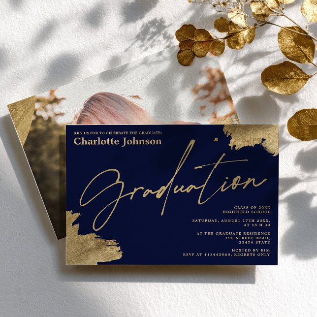 Modern guld kalligrafi marinblå fotoexamen inbjudningar (Modern gold calligraphy navy blue photo graduation invitation)