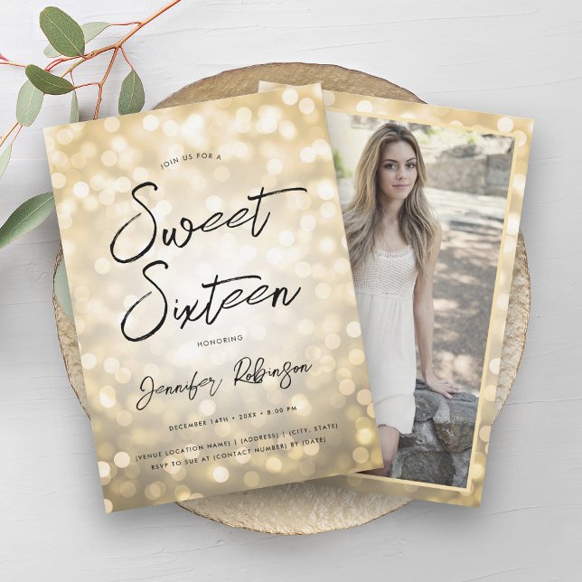 Modern Guld Ljus fotosvett 16 Party Inbjudningar (Modern Gold Lights Photo Sweet 16 Party Invitation)