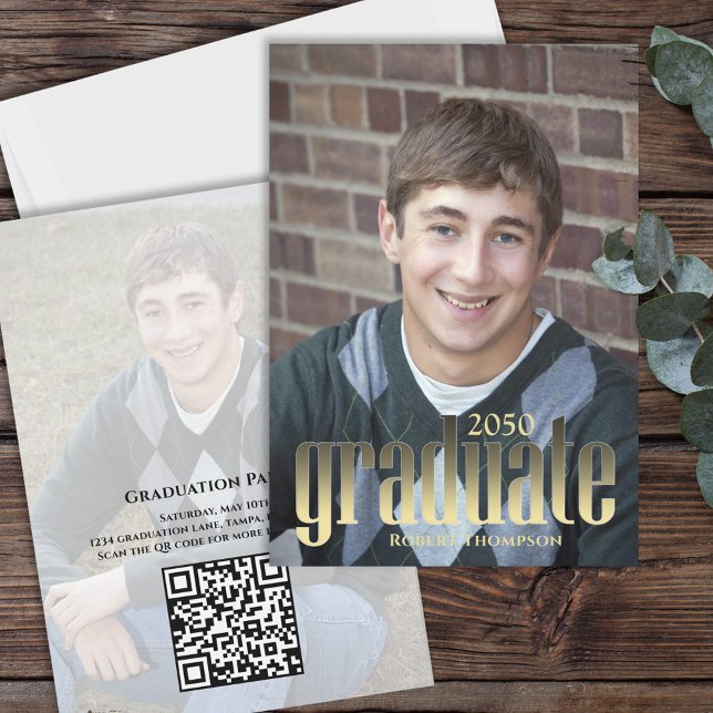 Modern Guld QR-kod Examenkort Anpassat Inbjudningar (Modern gold graduation card with QR code and minimalist typography for Class of 2026 celebrations.)