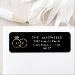 Modern Guld Ringar Black och White Bröllop Returadress Etikett<br><div class="desc">Ett modernt monogram blir glam med den intertwinerade faux guld bröllop ringar och lätt att anpassa texten till den här klassiska returadressetiketten för bröllop med strömlinjeformad text i vitt på svart bakgrund.</div>