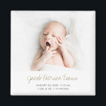Modern Guld Script Boy eller Girl Birth Notice Magnet<br><div class="desc">Den här charmerande fotoannonseringsmagneten har en contemporary som gör att du enkelt kan anpassa den till kostym i stil. När vi valde ett skript för baby namn tittar vi för något informellt, personligt men också ett ordnat flöde som är lätt att läsa, och vi hittade något vi älskade. Vi lade...</div>