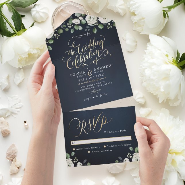 Modern guld-skript marinblå vit blommigt bröllop (Modern gold script navy blue white floral wedding all in one invitation)