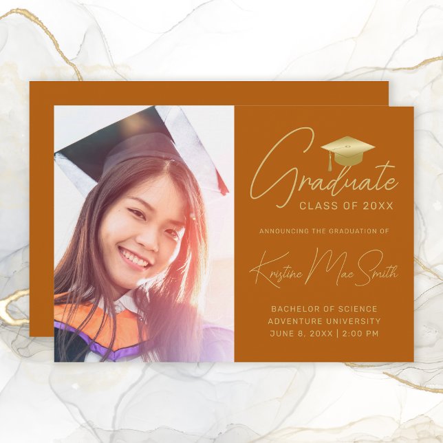 Modern Guld-skriptfotoakademisk fotogradering i Or Meddelande (Modern Orange Gold Scropt Graduation Announcement)