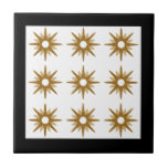 Modern Guld Starburst Mönster | Svart Kakelplatta<br><div class="desc">Modern design med vintage mönster av guld-stjärnor på vit bakgrund, med svart ram. Enkel, ren modern design. En utformning i en samordnande samling. Skapa din egen anpassningsbar mönster genom att ladda upp en ny bild eller använda meddelandeknappen för hjälp. Så här skapar du din egen mönstrade design: 1. Välj Anpassa...</div>