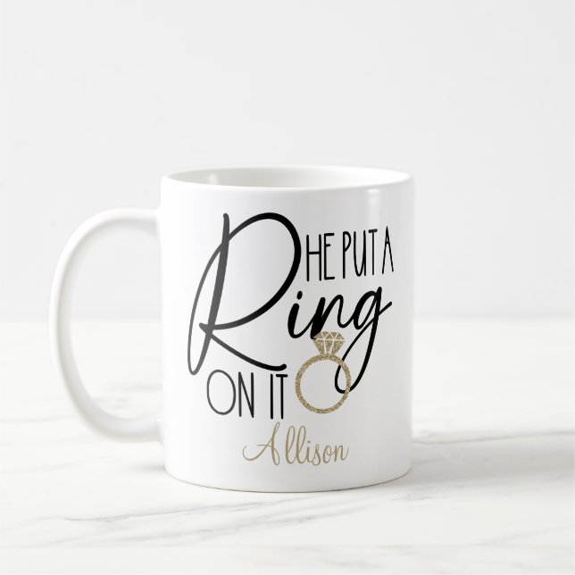 Modern Guld Svart Namn Han satte en ring på det  Kaffemugg (Vänster)