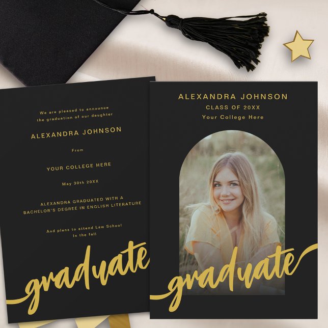 Modern guldskrift valv fotograduering meddelande (Modern trendy black and gold script arch photo graduation announcement card)