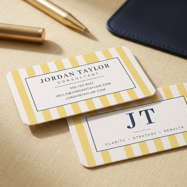 Modern gulrutet monogram visitkort (Simulated business cards on table)
