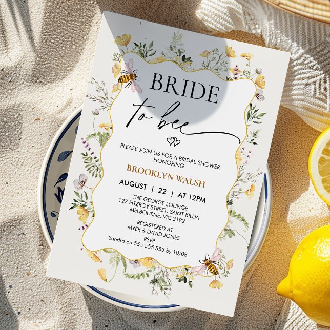 Modern Gult Blommigt Bride to Bee Möhippa Inbjudningar (Bride To Bee Bridal Shower Invitation Template, Floral Bee Bridal Shower Invitation, Yellow Beige)