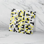 Modern Gult Grått Black Geometric Ceramic Tile Kakelplatta<br><div class="desc">Den keramiska plattan har en färgstark geometrisk mönster i svart,  grått,  gult och vitt. Kvadraterna är färgad i ett slumpmässigt mönster och du kan redigera färg i verktyg i Design. *bakgrund från Freepik*</div>