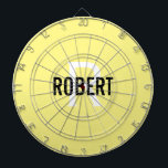 Modern gult-papp med monogram namn darttavla<br><div class="desc">Modern gult-ritbord med svart namn och vitt monogram. Anpassa till namn och börja med.</div>