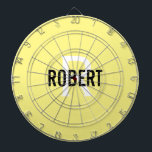 Modern gult-papp med monogram namn darttavla<br><div class="desc">Modern gult-ritbord med svart namn och vitt monogram. Anpassa till namn och börja med.</div>