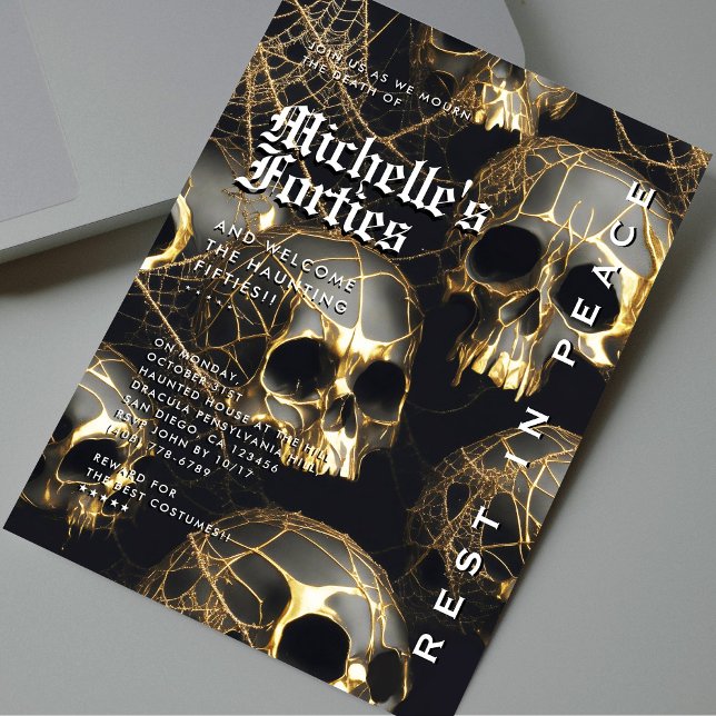 Modern Halloween 50:e födelsedagen Black Guld Skul Inbjudningar (Modern Halloween 50th Birthday Black Gold Skull Invitation
)