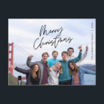 Modern hälsning, Glad jul familjefoto inlägg Vykort<br><div class="desc">God Jul. Fira säsongen med detta familjefoto julkort Det är helt anpassningsbart och personligt med dina egna hälsningsmeddelanden. Vänligen lägg till din returadress för enkel frakt. Det är enkelt,  lätt,  men modernt minimalistiskt och festligt. Detta är det perfekta julkortet för att skicka dina högtidlighälsningar. Layover Calligraphy.</div>