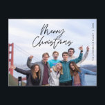 Modern hälsning, Glad jul familjefoto Vykort<br><div class="desc">God Jul. Fira säsongen med detta familjefoto vykort Det är helt anpassningsbart och personligt med dina egna hälsningsmeddelanden. Vänligen lägg till din returadress för enkel frakt. Det är enkelt,  lätt,  men modernt minimalistiskt och festligt. Detta är det perfekta vykortet för att skicka dina julhälsningar. Överliggande kalligrafi.</div>