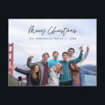 Modern Hälsning, God jul-familjfoto Vykort<br><div class="desc">God Jul. Minnessäsong med det här familjefotovykortet Det är helt anpassade och personlig med dina egna hälsning-meddelanden. Lägg till returadressen för enkel utskick. Det är enkelt,  enkelt,  men ändå modernt minimalistiskt och festligt. Det här är perfekten vykort för att skicka helgdag till önskemål. Layover Calligraphy.</div>