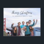 Modern Hälsning, God jul-familjfoto Vykort<br><div class="desc">God Jul. Minnessäsong med det här familjefotovykortet Det är helt anpassade och personlig med dina egna hälsning-meddelanden. Lägg till returadressen för enkel utskick. Det är enkelt,  enkelt,  men ändå modernt minimalistiskt och festligt. Det här är perfekten vykort för att skicka helgdag till önskemål. Layover Calligraphy.</div>