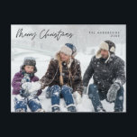 Modern Hälsning, God jul Family Photo Post Vykort<br><div class="desc">God Jul. Minnessäsong med det här familjefotovykortet Det är helt anpassade och personlig med dina egna hälsning-meddelanden. Lägg till returadressen för enkel utskick. Det är enkelt,  enkelt,  men ändå modernt minimalistiskt och festligt. Det här är perfekten vykort för att skicka helgdag till önskemål. Layover Calligraphy.</div>