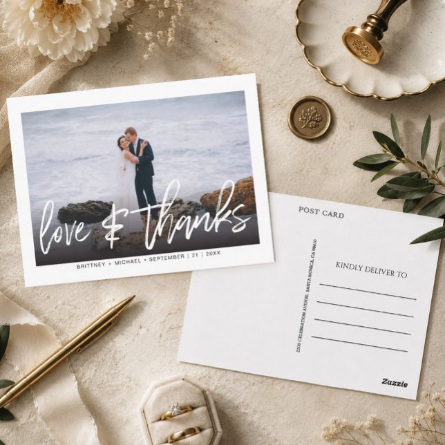 Modern Hand Lettered Foto Kärlek & Tacksamhet Bröl Vykort (Send a beautifully budget-friendly note of appreciation with this modern white hand-lettered card)
