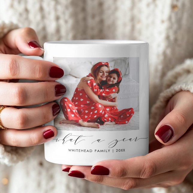 Modern hand som låter vilket år som fotopatecken kaffemugg (What a year hand-lettered mug is a perfect way to capture the memories of the year. )