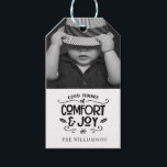 Modern handletsed | Black White Photo Sticker G Presentetikett<br><div class="desc">Modern handletsed | Svartvit fotoutgåva-Märkre - märkrn med julklappar har ett vackert foto med handskriven typografi som läser Bra Tidings of " Comfort & Joy". Vår högkvalitativa mall gör det så enkelt för dig att anpassa din presentdator till din märkre. Om du behöver hjälp, tveka inte att kontakta mig. Märkrn...</div>