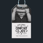 Modern handletsed | Black White Photo Sticker G Presentetikett<br><div class="desc">Modern handletsed | Svartvit fotoutgåva-Märkre - märkrn med julklappar har ett vackert foto med handskriven typografi som läser Bra Tidings of " Comfort & Joy". Vår högkvalitativa mall gör det så enkelt för dig att anpassa din presentdator till din märkre. Om du behöver hjälp, tveka inte att kontakta mig. Märkrn...</div>