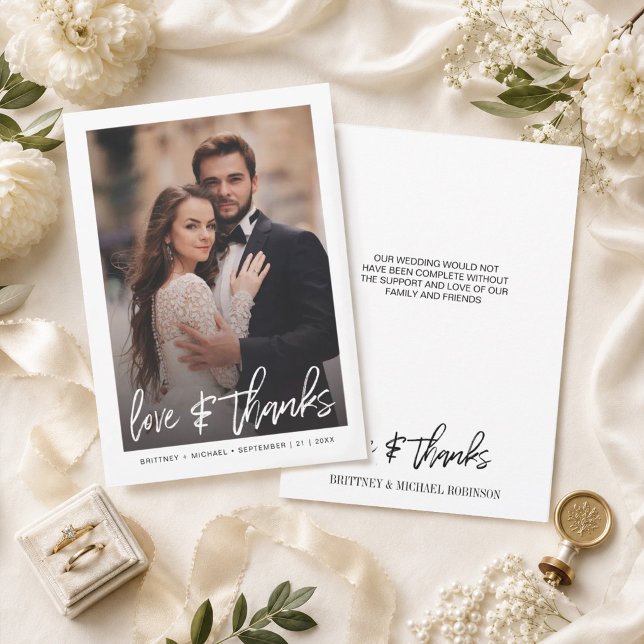 Modern Handletterad Minimalistisk Fotobryllop Tack Kort (Thank your guests with this modern photo thank you card with hand-lettered "love & thanks".
)