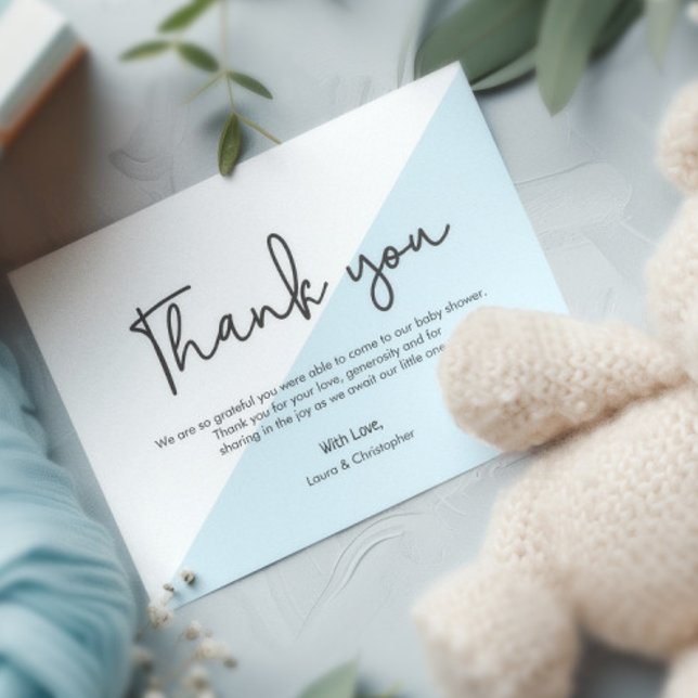 Modern handlettering Babykläder Blue - tack Inbjudningar (Baby shower thank you card in blue and white.)