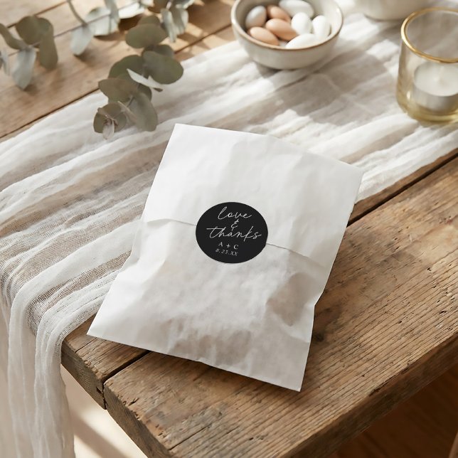 Modern handskriftsbröllopsförmån runt klistermärke (Modern black and white wedding favor tags)