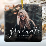 Modern handskriftsfoto Studenten Julgransprydnad Keramik<br><div class="desc">Fira student med den moderna anpassningsbarna fotot studenten ornament,  som innehåller ord "student" i ett vitt handskriftsskript,  med studenten i skolan och året nedan i ett vitt sans serif-teckensnitt. Med en svart övertoningsövertäckning ser du till att den vita texten visas. Perfekt för antingen högskoleexamen eller högskoleexamen.</div>