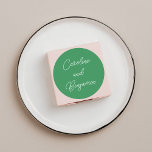 Modern handskriftsskript Bröllop Namn Grönt Runt Klistermärke<br><div class="desc">Snyggt Modern handskriftsskript Bröllop Namn Classic Round Sticker i Kelly Grönt</div>