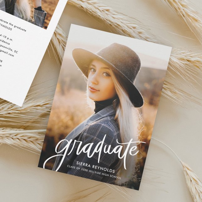 Modern handskriven examensbevis fotot inbjudningar (Modern Handwritten Graduate Script 2 Photo Graduation Invitation.)