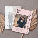 Modern handskriven foto Spara  Rosa för datum Spara Datumet<br><div class="desc">Vi presenterar vårt moderna handskrivna foto för att spara datumet - ett biet som verkligen stämmer överens med din unika kärlek-historia. Denna spara-till-datum passar ihop med det handskrivna typsnittet med den moderna designens bekvämlighet och ger en elegant men intim vädjan som säkert gläder dina gäster.</div>
