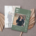 Modern handskriven fotospara Mörk grönt datum Spara Datumet<br><div class="desc">Plocka det bästa bilderna från förlovningen eller bilderna av de två av er för denna perfekt spara-date. Ord sparar datumet och skriver till ge för hand ett personligt märke till kortet. Framsidan har 1 bild och baksidan har en stor bild med ett vitt filter överst.</div>