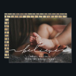 Modern handskriven, inspirationsinstruktiv foto julkort<br><div class="desc">En modern typografi för den här fotokortsamlingen. Så här anpassar du dig med din favoritfamilj bild. Du kan också enkelt ändra färg på teckensnittet eller den geometriska bakgrunden till dina önskemål.</div>