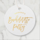 Modern handskriven skript | Bachelorette Party<br><div class="desc">I chicen står det "bachelorette party" i fet,  handskriven guld-penselmanustypografi och det finns plats för att vara namn i bruden. Perfekten,  snyggtens märkre att dekorera roligtens gåvor till flickorna!</div>