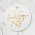 Modern handskriven skript | Bachelorette Party<br><div class="desc">I chicen står det "bachelorette party" i fet,  handskriven guld-penselmanustypografi och det finns plats för att vara namn i bruden. Perfekten,  snyggtens märkre att dekorera roligtens gåvor till flickorna!</div>