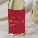 Modern handskriven skript Red Studenten Vinflaska Etikett<br><div class="desc">Lägg till lite elegans i studenten firande med anpassadet studenten vin! Med ett handskrivet, vitt skript mot en fetstilt röd bakgrund är vin-etiketterna perfekter för din högskoleexamen eller högskoleexamen i party. Anpassa märkningen studenten vin till student namn, studenten och namn för att göra den verkligt unik. Dessutom är vin-etiketterna mångsidiga...</div>