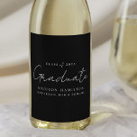Modern handskriven skript, svart Studenten Vinflaska Etikett<br><div class="desc">Lägg till lite elegans i studenten firande med anpassadet studenten vin! Med ett handskrivet vitt skript mot en fet svart bakgrund är vin-etiketterna perfekter för din högskoleexamen eller högskoleexamen party. Anpassa etiketterna för svart och vitt studenten vin med namn, studenten och namn i student för att göra dem verkligt unika....</div>