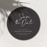 Modern handskriven typografi bröllop spara datumet<br><div class="desc">Modern stiltypografi med fet bröllop spara datum-kort. Med modern elegant,  typografi och strimlad bakerdesign. Färg kan anpassas.</div>