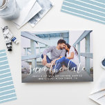 Modern handskriven typsnittsbröllopsfotografi Blå Spara Datumet<br><div class="desc">Meddela din bröllopsdag med stil med dessa moderna "save the date"-kort som visar er förlovningsbild med en vacker överlagring med elegant och lekfullt typsnitt. Inkluderar modern anpassad text som kan personifieras på framsidan med alla viktiga detaljer, tillsammans med ett koordinerande mönster av horisontella handritade ränder på baksidan med en dammig...</div>