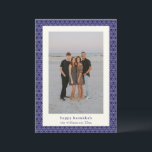 Modern Hanukah Star Line Elegant Blue Photo Julkort<br><div class="desc">Skicka varmt önskemål till vänner och familj i Hanukkah med det här eleganten-kortet, med en modern judisk stjärna mönster i blått och vitt. Personlig med fotot, hälsning och namn är perfekten för att fira festivalen i Ljus med en unik och tankfull beröring. Perfekt för dem som tittar för personlig Hanukkah-kort...</div>