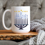 Modern Hanukkah Menorah-festivalen i Ljus Kaffemugg<br><div class="desc">Lycklig Hanukkah! Den här enastående menyns utformning är modern,  enkel och chic med skriptmeddelanden. Den är designad för 15 oz mugg men finns också i 11 ounces. Dessutom är det diskmaskin och mikrovågsugn säker.</div>