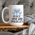 Modern Hanukkah Peace, Kärlek och Miracles Large Kaffemugg<br><div class="desc">Modern men ändå enkel design med denna färgstarka stora Hanukah-kaffe Mugg med dubbla-sidig utskrift "Peace Kärlek and Miracles" Den visar en enkel menorahdesign i blått och gult med roligt-typografi. Mugg är designat för 15 oz,  men finns även i en 11 oz storlek. Både mikrovågsugn och diskmaskin säker.</div>
