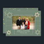 Modern Hanukkah Sage Grönt Star of David Photo Julkort<br><div class="desc">Minimal klassisk guld Pub/Bat mitzvah och Hanukkah moderna David Star mot en solid bakgrund skapar en elegant,  sofistikerad utformning. Om du vill ha mer information om färg eller matchande produkter kan du gå till JustFharryn @ Zazzle.com eller kontakta designern,  c/o Fharryn@yahoo.com Alla höger reserverade. #zazzlemade #christmasdecor</div>