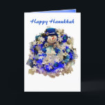 Modern Hanukkah Star av David Snögubbe Wandeans Helgkort<br><div class="desc">Fira de judiska helgdagarna med detta vackra och unika hälsningskort. Vilket vackert kort att välsigna dina vänner och din familj under festivalen i Ljus. Den här moderna designen har en lycklig snögubbe som bär en blå sammetsstjärna top hat med en David-stjärna på brimen, öronmuffar, vaxer och en blå stripe-scarf. Utandningen...</div>