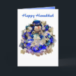 Modern Hanukkah Star av David Snögubbe Wandeans Helgkort<br><div class="desc">Fira de judiska helgdagarna med detta vackra och unika hälsningskort. Vilket vackert kort att välsigna dina vänner och din familj under festivalen i Ljus. Den här moderna designen har en lycklig snögubbe som bär en blå sammetsstjärna top hat med en David-stjärna på brimen, öronmuffar, vaxer och en blå stripe-scarf. Utandningen...</div>
