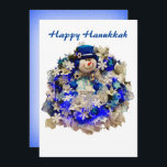 Modern Hanukkah Star av David Snögubbe Wandeans Julkort<br><div class="desc">Fira de judiska helgdagarna med detta vackra och unika hälsningskort. Vilket vackert kort att välsigna dina vänner och din familj under festivalen i Ljus. Den här moderna designen har en lycklig snögubbe som bär en blå sammetsstjärna top hat med en David-stjärna på brimen, öronmuffar, vaxer och en blå stripe-scarf. Utandningen...</div>