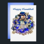 Modern Hanukkah Star av David Snögubbe Wandeans Julkort<br><div class="desc">Fira de judiska helgdagarna med detta vackra och unika hälsningskort. Vilket vackert kort att välsigna dina vänner och din familj under festivalen i Ljus. Den här moderna designen har en lycklig snögubbe som bär en blå sammetsstjärna top hat med en David-stjärna på brimen, öronmuffar, vaxer och en blå stripe-scarf. Utandningen...</div>