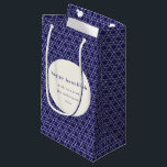 Modern Hanukkah Star Linjer Elegant Blue Anpassnin<br><div class="desc">Önskar vänner och familj i Lycklig Hanukkah med den här presentpåsen i elegant som har en modern judisk stjärna mönster i pulverblått och vitt,  personlig med foto,  hälsning och namn.</div>
